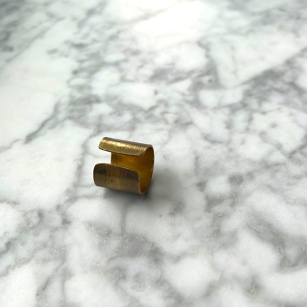 Thick brass ring - Picture 2 of 4